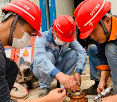 工人用手動倒鏈固定主驅(qū)動箱完成盾構(gòu)機(jī)拆解工作
