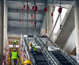 滬蘇湖高鐵練塘站電梯安裝群吊電動(dòng)葫蘆助力建設(shè)提速